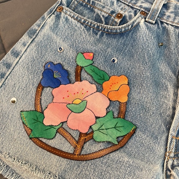 Levi’s Festival Cutoff Embellished Denim Shorts 27 4 26 Flower Power Woodstock - Picture 10 of 12